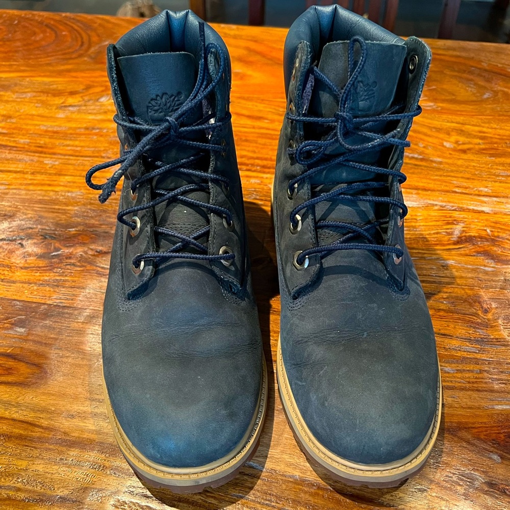 Navy Blue Timberlands Men’s size 7/Women’s size 9.